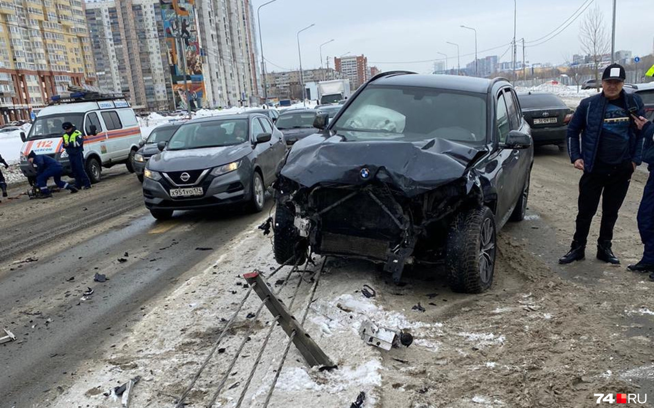BMW X5 уничтожил ограждение, но остался на своей половине дороги BMW X5 уничтожил ограждение, но остался на своей половине дороги