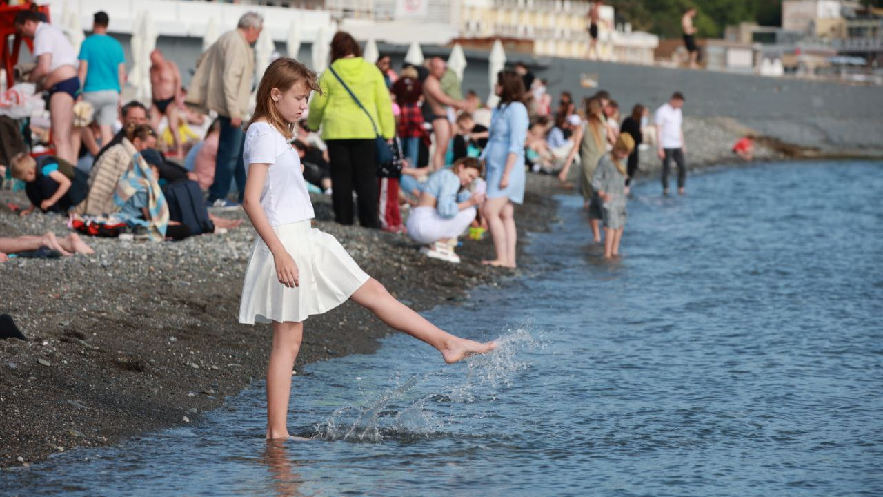 Туристы выжимают майский уик-энд по максимуму: показываем обстановку на пляже в Сочи