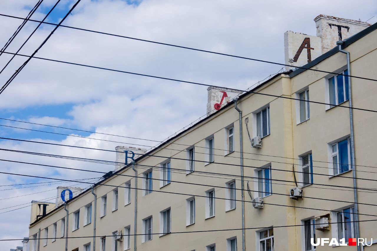 На крыше дома большими буквами написано «Довлатов» — сразу понятно, что за аркой горожан ждет что-то красивое