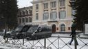 Около Дома офицеров в Новосибирске заметили военные машины и катафалк — с кем там прощаются