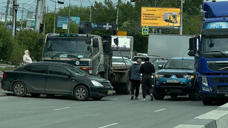 «Полностью перегорожена полоса»: два ДТП на Большевистской парализовали движение в сторону центра Новосибирска