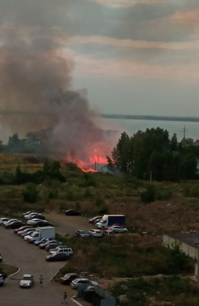 Пожар разгорелся недалеко от берега озера, рядом с жилым массивом