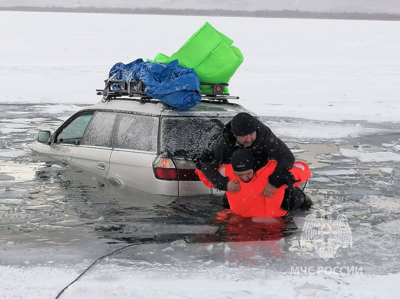 Автомобиль провалился под лед