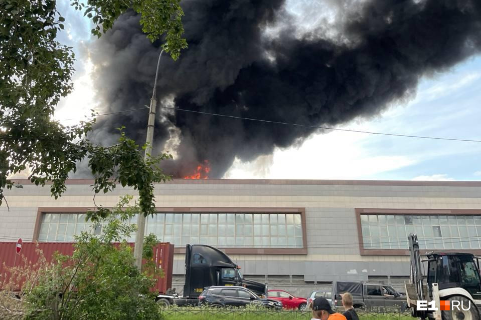 С крыши валит черный дым. В Екатеринбурге загорелось здание НПО автоматики
