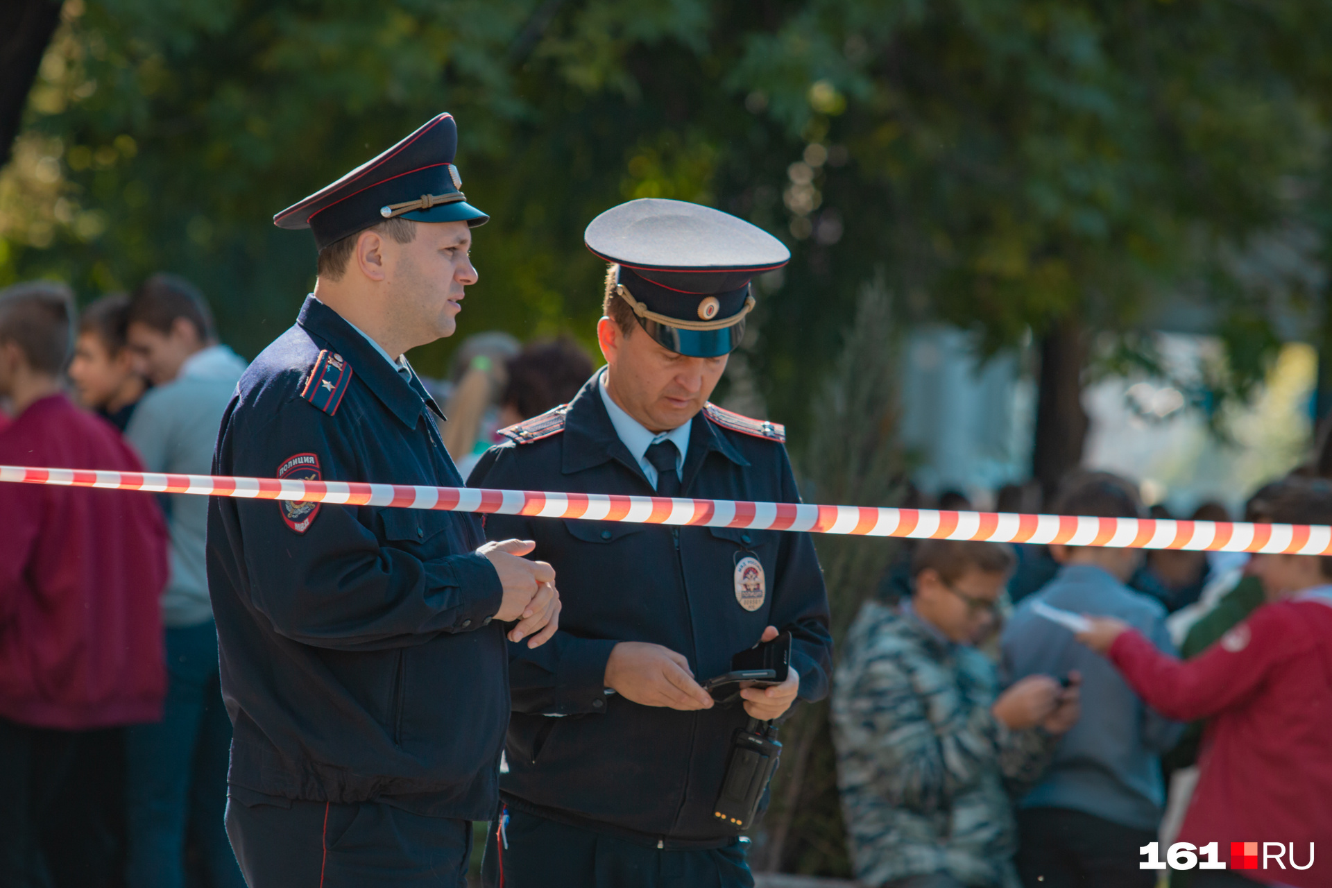 В Кузбассе мужчина с ножом напал на полицейского в отделении. Подозреваемый сбежал