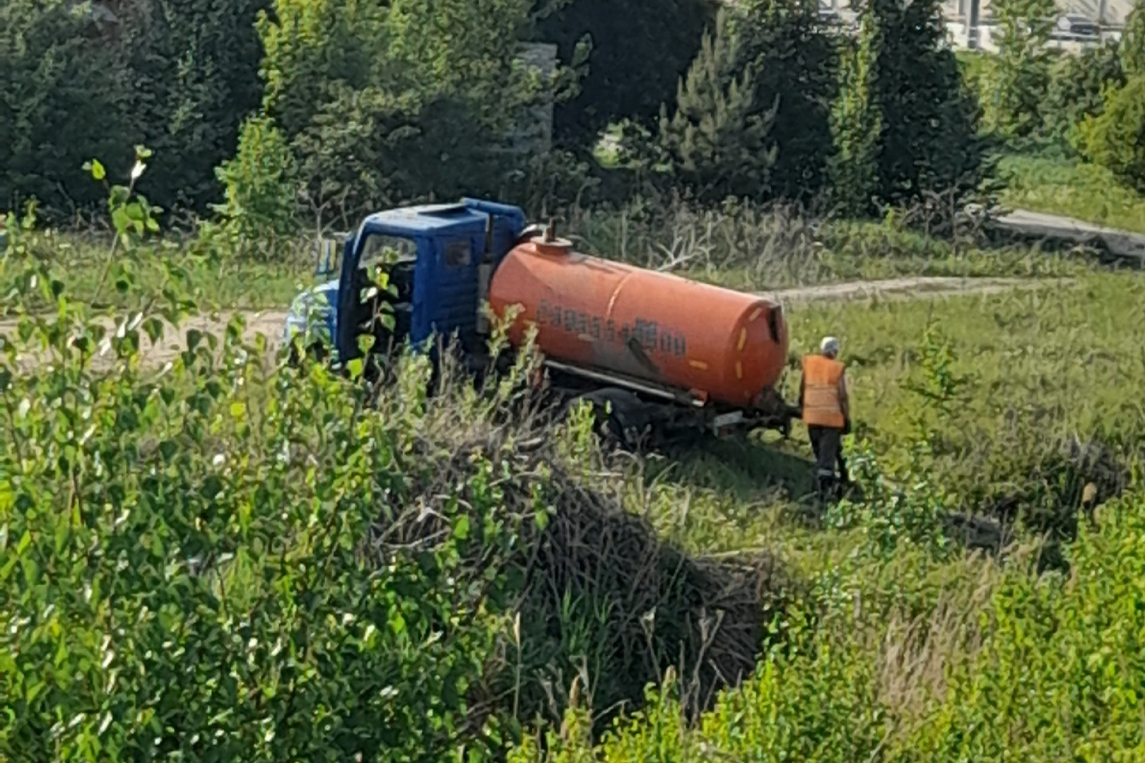 Ассенизатор слил отходы рядом с Шершнями в Челябинске возле Благодатово -  31 мая 2023 - 74.ru