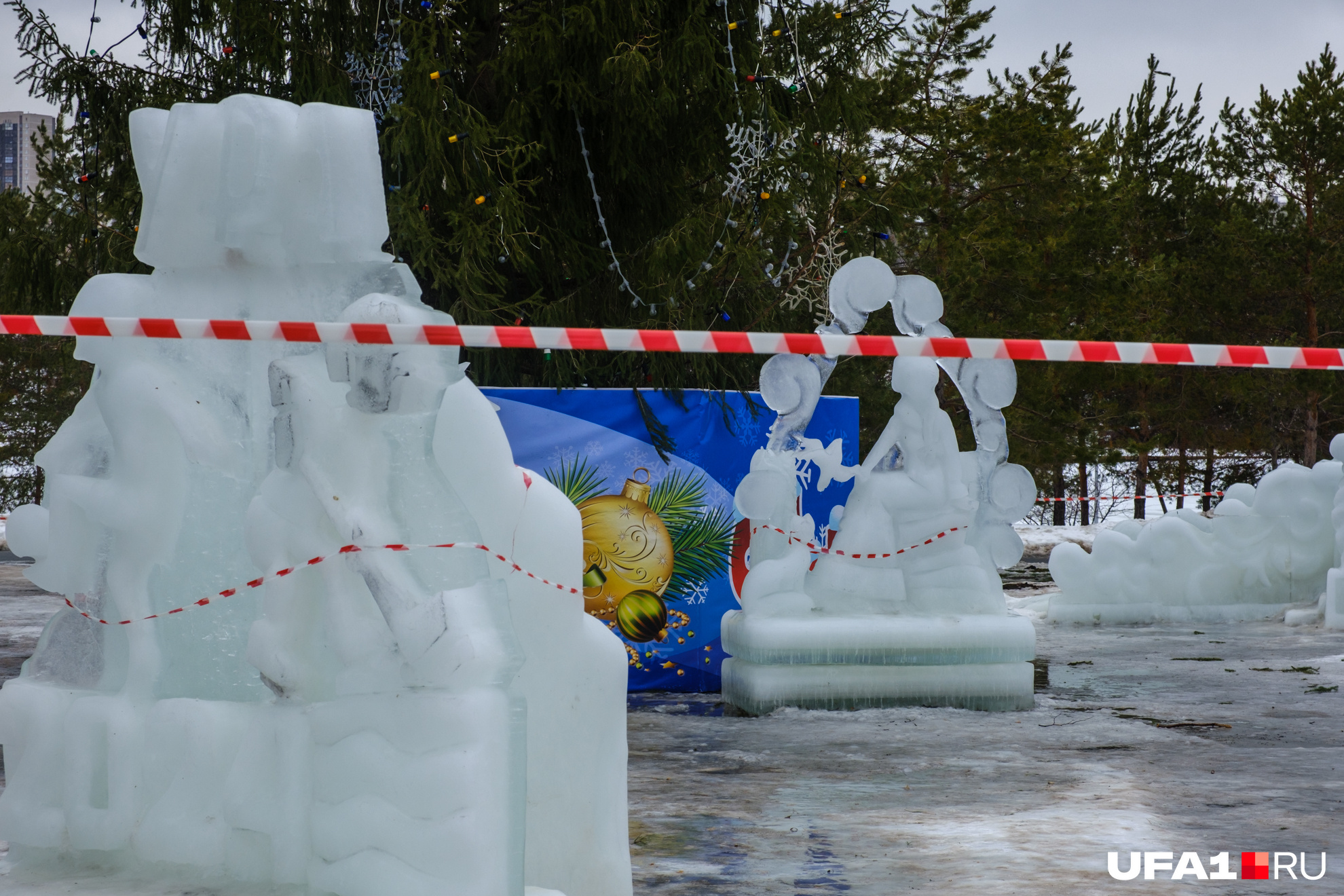 Ледяные фигуры накрыло дождем, совсем чуть-чуть