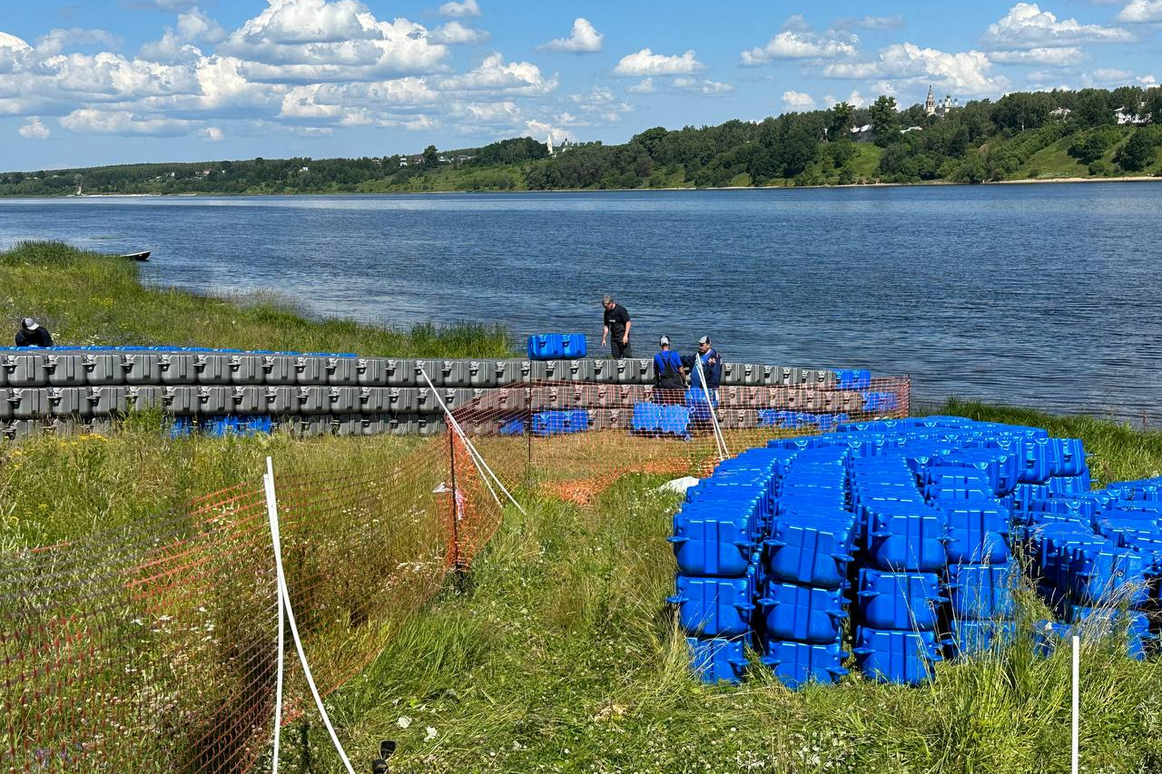 вход с понтона в море