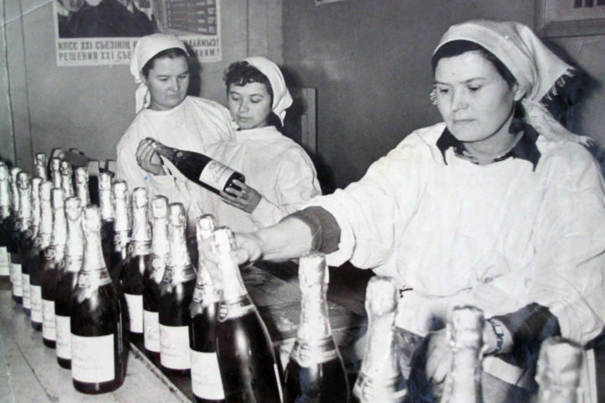 Сталин поручил увеличить производство игристого с ежегодных 120 тысяч бутылок в год до 12 миллионов