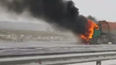 Сильный огонь и дым столбом. На новосибирской трассе загорелась кабина мусоровоза — пожар попал на видео