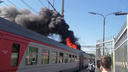 В Подмосковье вспыхнула электричка с пассажирами: первые кадры с места ЧП