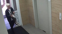 Бил головой о стену и пинал: в Новосибирске избиение щенка попало на видео