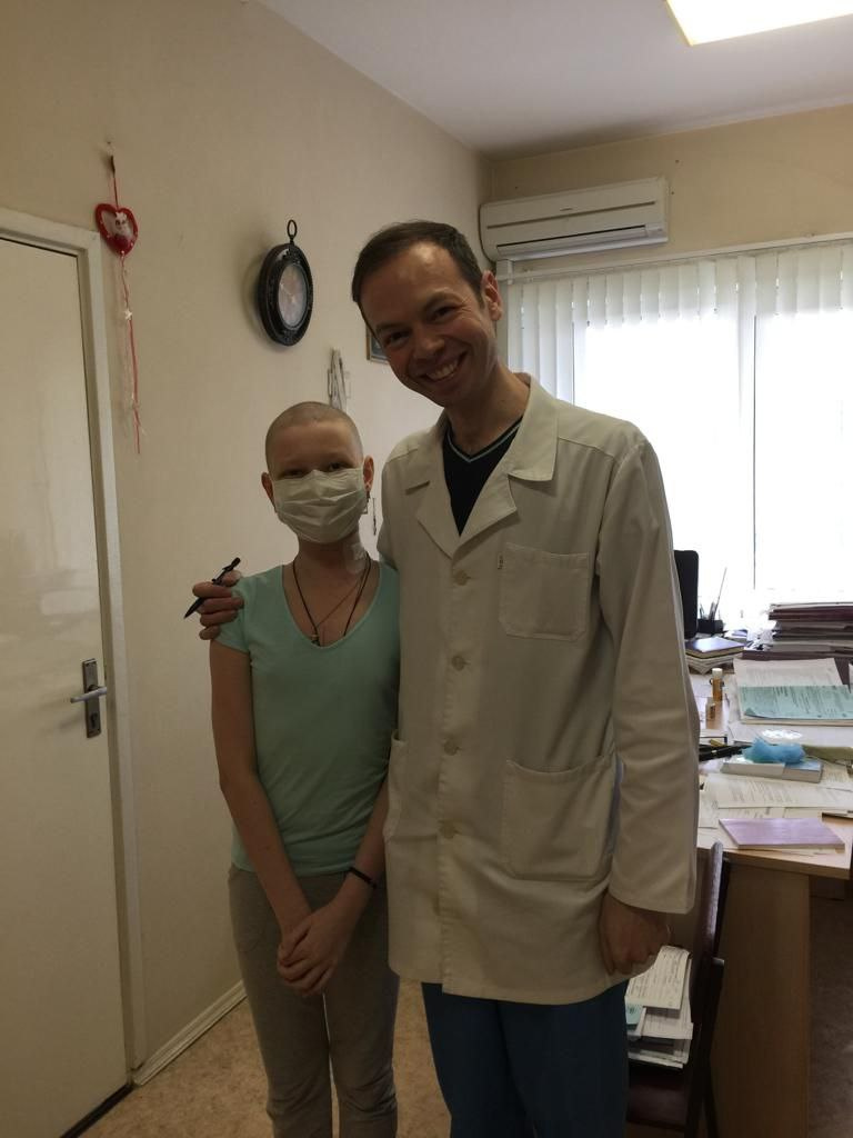 Полина вместе со своим лечащим врачом Тимуром Валиевым в московской клинике. Девушка до сих пор поддерживает с ним связь и отзывается как о внимательном и добром профессионале