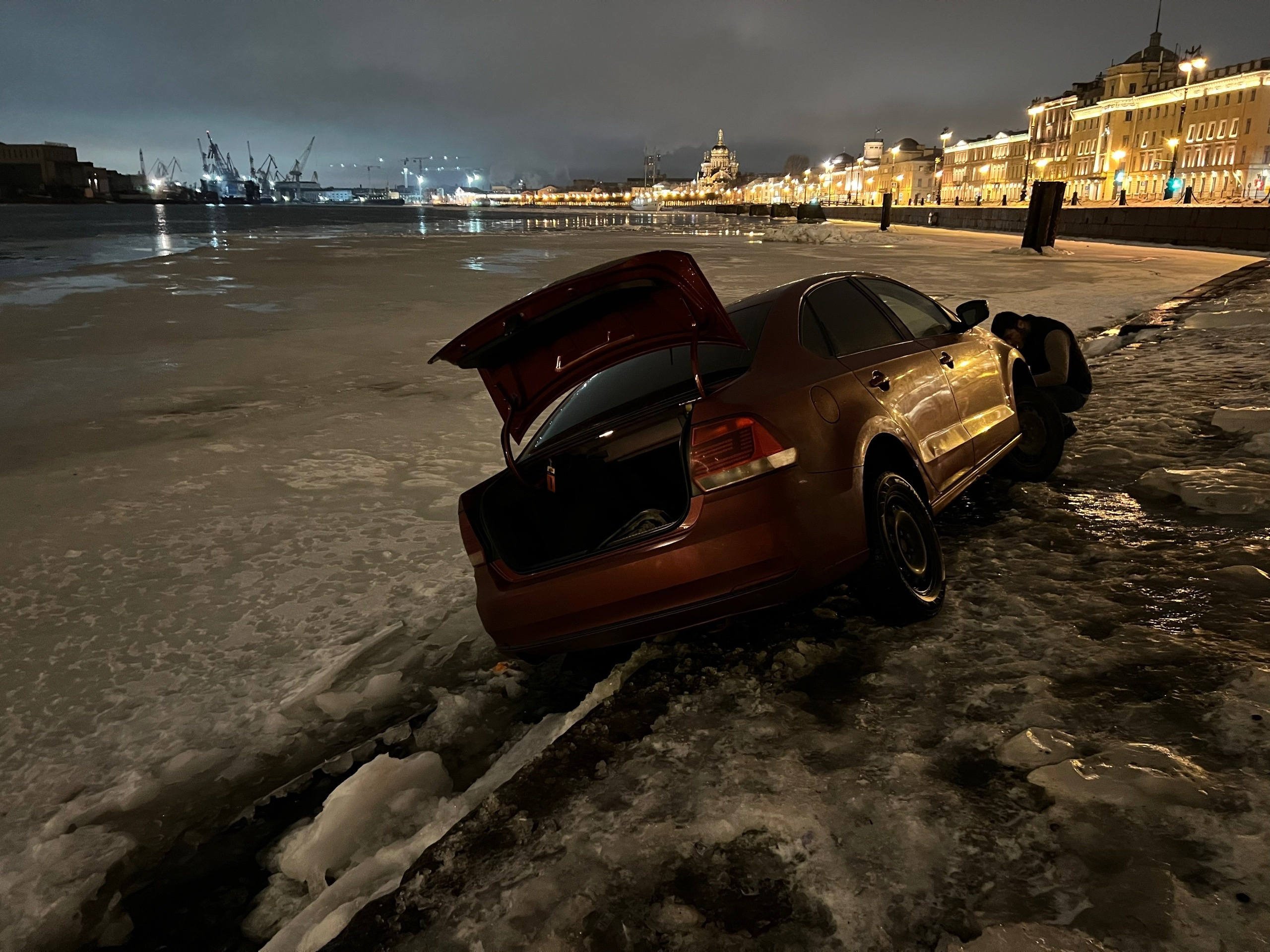 Автомобиль «припарковался» в Неве на набережной Лейтенанта Шмидта