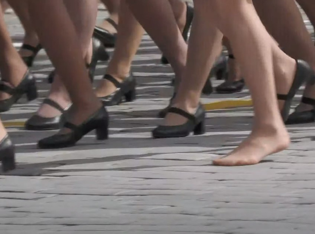 Первая потерянная туфелька: прямой эфир с парада в Екатеринбурге