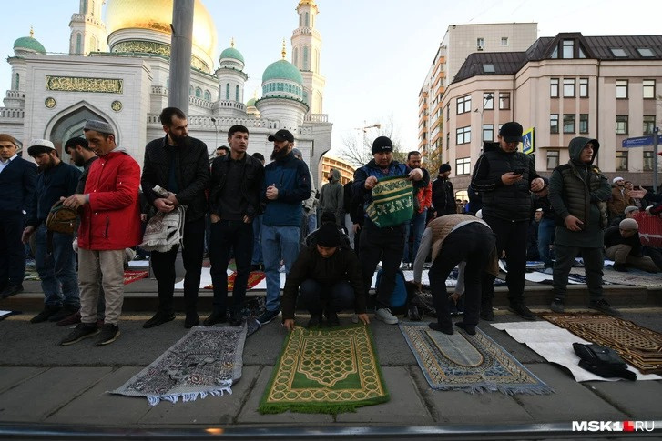 Ураза байрам в москве 2024 год. Мечеть в Москве. Мусульманская мечеть. Мусульмане в мечети. Ураза байрам в Москве.