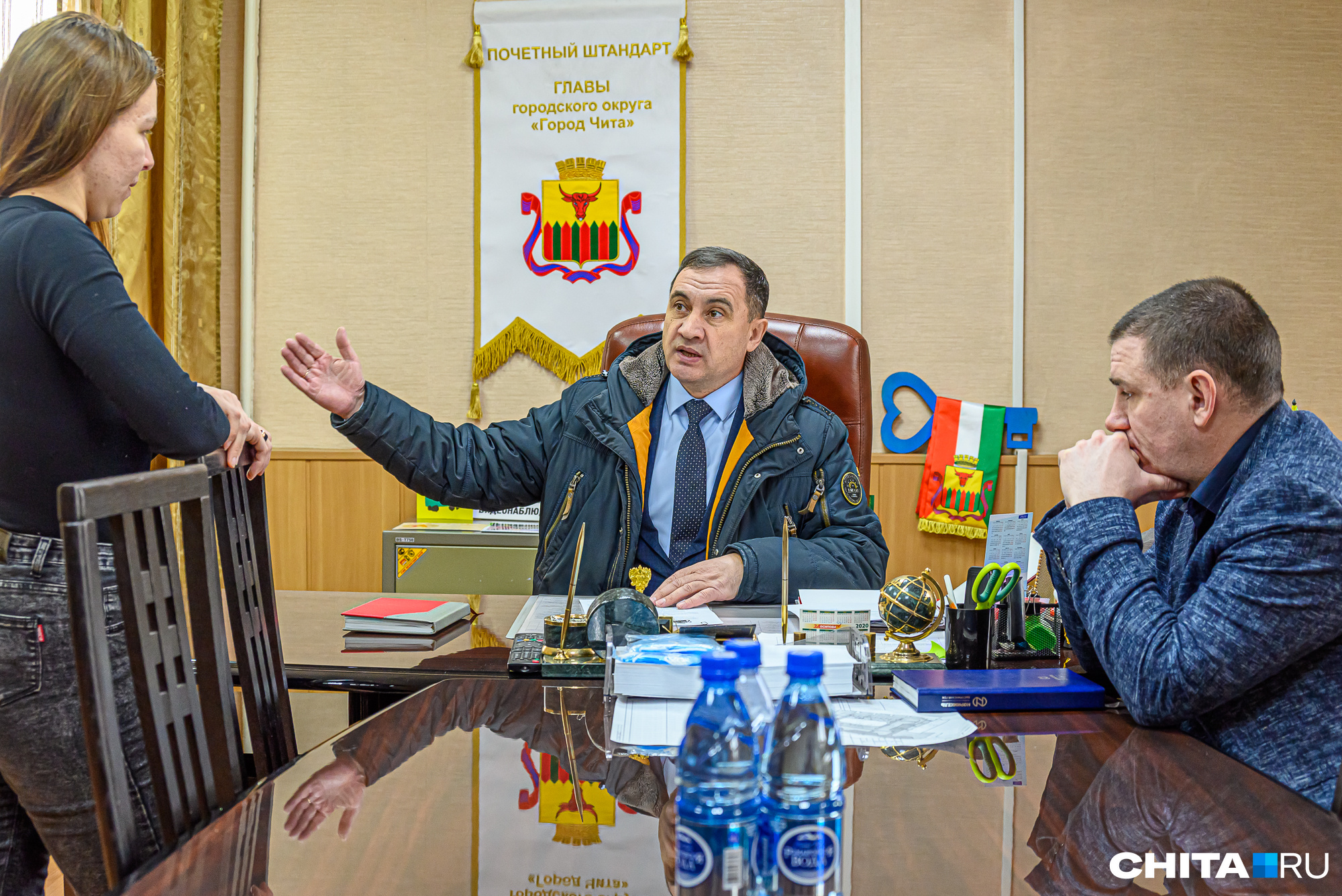 Михаил Валерьевич даже не снимал верхнюю одежду — подписал документы, раздал поручения и поехали дальше Михаил Валерьевич даже не снимал верхнюю одежду — подписал документы, раздал поручения и поехали дальше