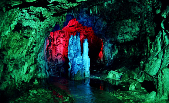 Большая Азишская пещера расположена на территории Мезмайского сельского поселения в <nobr class="_">4 км</nobr> северо-восточнее турбазы «Лагонаки»