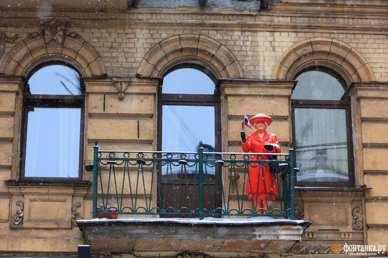 Королева Елизавета» вернулась на балкон в Ковенском переулке, куда она  пропадала, видео, фото - 8 марта 2023 - ФОНТАНКА.ру