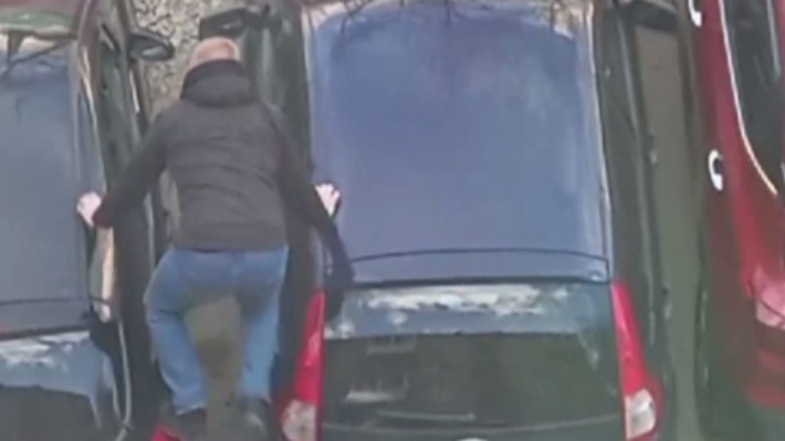 В Екатеринбурге соседи устроили ловушку автохаму, но не знали, что он Человек-паук: видео
