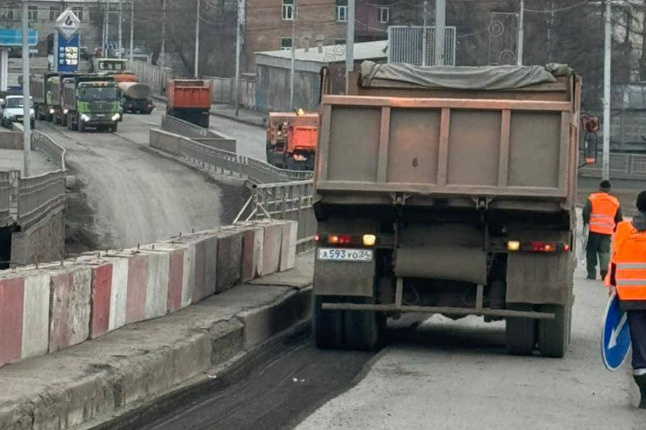 «Просим водителей потерпеть заторы»: в Красноярске начали ремонтировать дорогу на Копыловском мосту. Когда он закончится