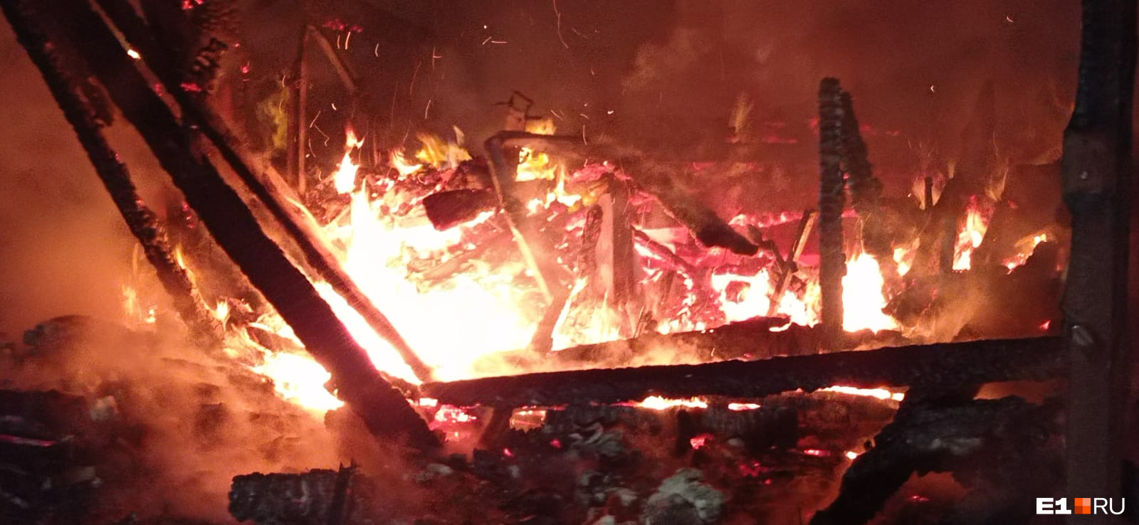 В поселке под Екатеринбургом вспыхнул дом. Хозяйка сгорела заживо, ее сын чудом спасся