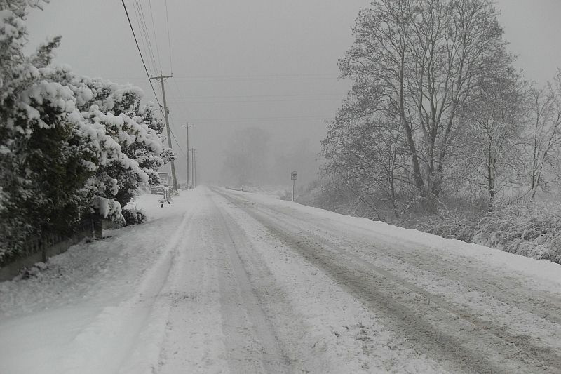 На свердловской трассе бушует снегопад и метель. Из-за непогоды ограничено движение на сотни километров