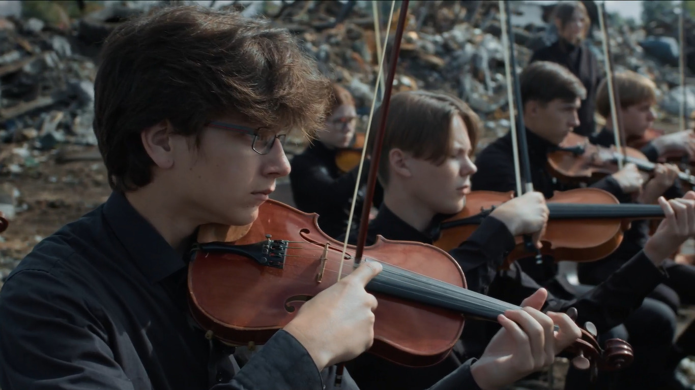 Григ на свалке. Сибирский юношеский оркестр сыграл в Красноярске среди куч мусора