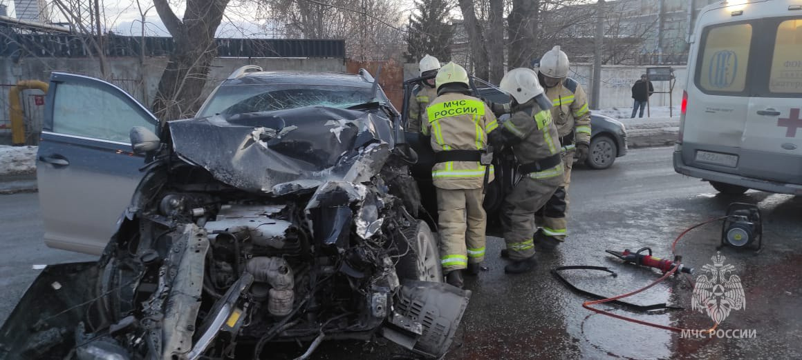 В Екатеринбурге Lexus влетел в трактор. Водитель иномарки застрял в авто, его вызволяли спецтехникой: видео