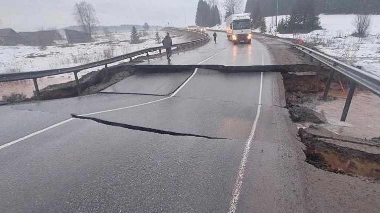 На трассе М-7 «Волга» на подъезде к Прикамью смыло мост