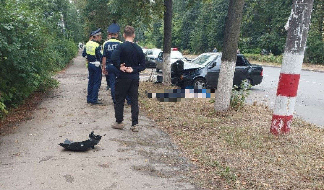 В Дзержинске девушка на «Приоре» въехала в дерево. Один из пассажиров автомобиля погиб