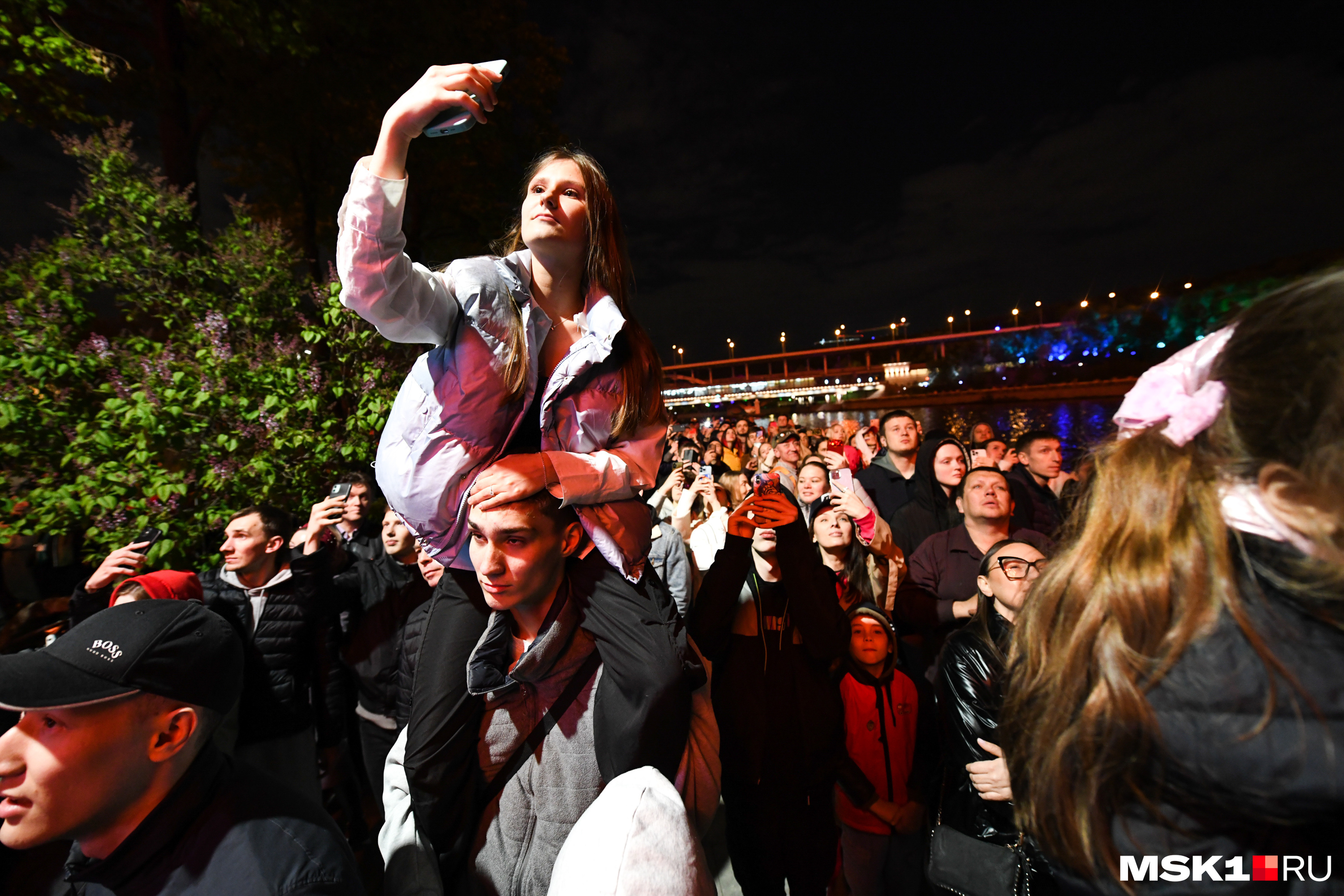 Вечером возле стадиона Лужники и на Поклонной горе люди собрались смотреть салют