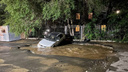 Автомобиль провалился в лужу в центре Новосибирска — видео бурлящего гейзера