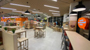 «Магнит» открыл в Новосибирске супермаркет нового формата: в нем есть кофейня и нарезка колбас