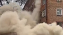 После эвакуации жильцов рухнул весь подъезд пятиэтажки на Нариманова: видео