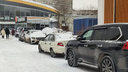 «От плитки останутся одни осколки»: новосибирцев возмутили водители, которые стали парковаться в сквере у цирка