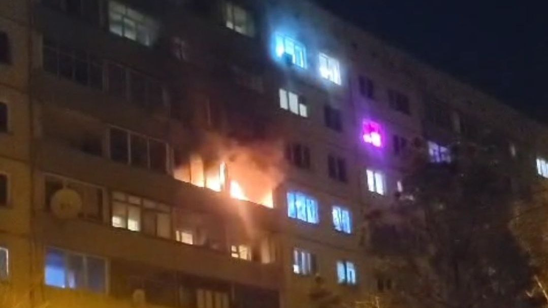В Черемушках горит балкон в девятиэтажке. Причиной пожара могла стать сигарета