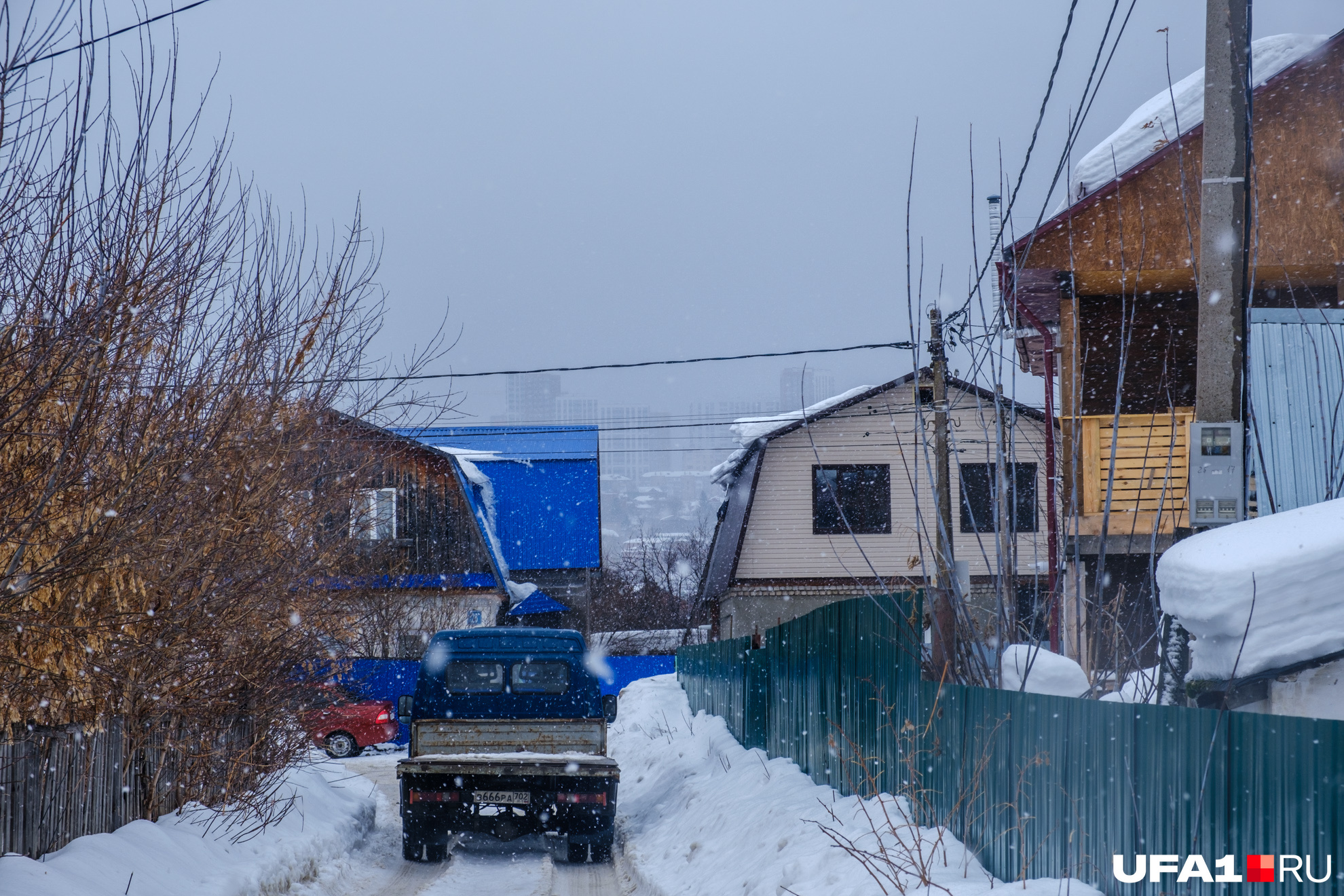 Почти все дороги в жилом массиве вмещают лишь одну машину