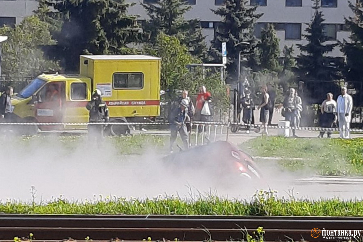 Видео: Автомобиль провалился в яму с кипятком на улице Ярослава Гашека в  Петербурге - 15 мая 2024 - ФОНТАНКА.ру