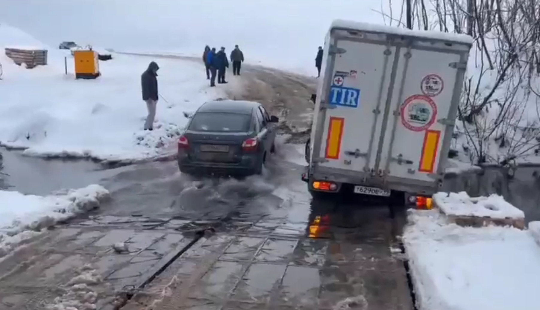 Вот небольшой грузовичок застрял на понтоне