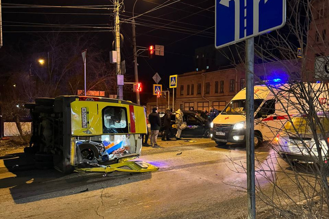 Пациент из скорой, попавшей в ДТП с такси в Чите, умер в больнице
