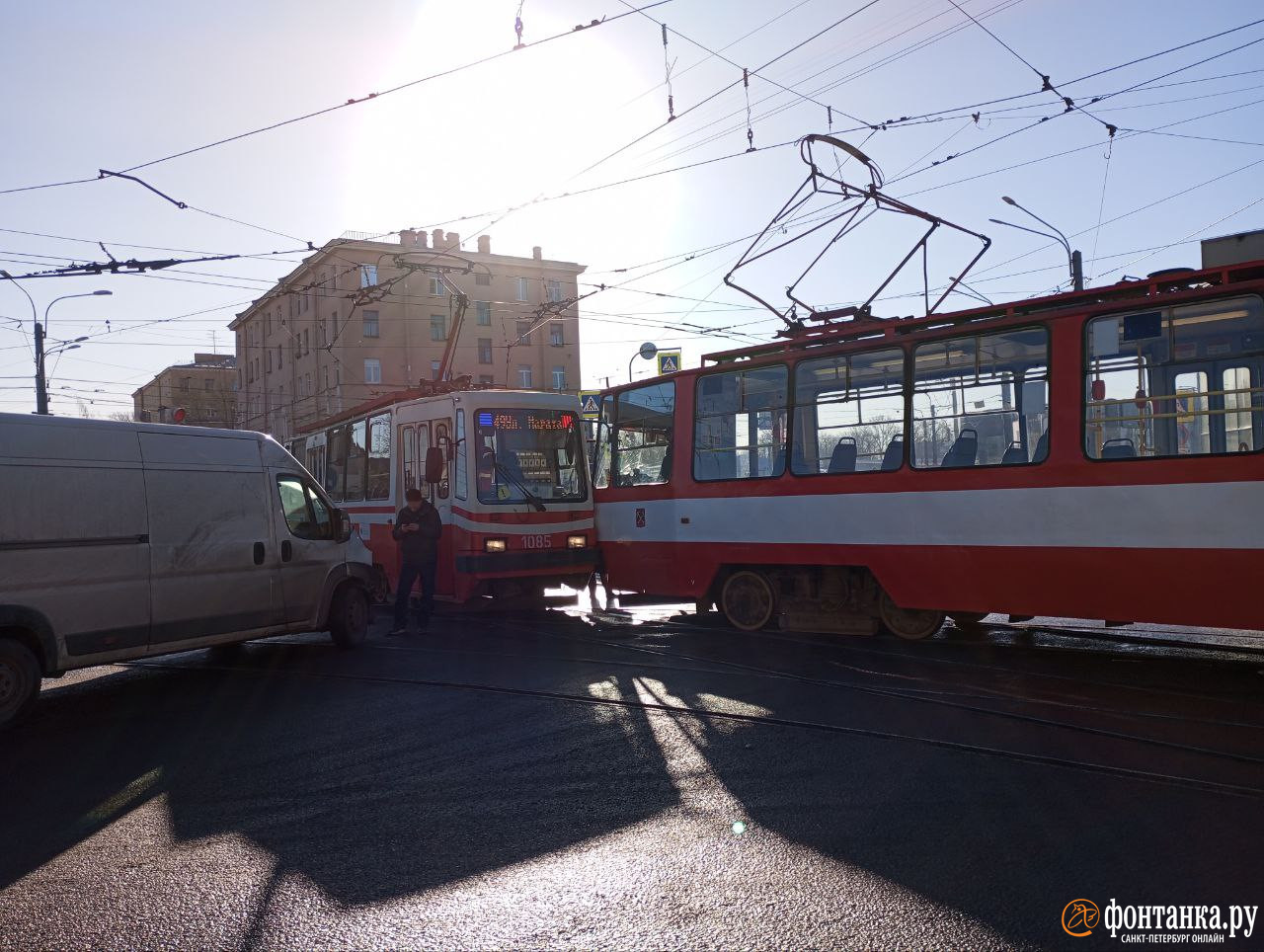 Фото: Два трамвая столкнулись на углу Расстанной и Камчатской улиц в  Петербурге - 6 марта 2024 - ФОНТАНКА.ру