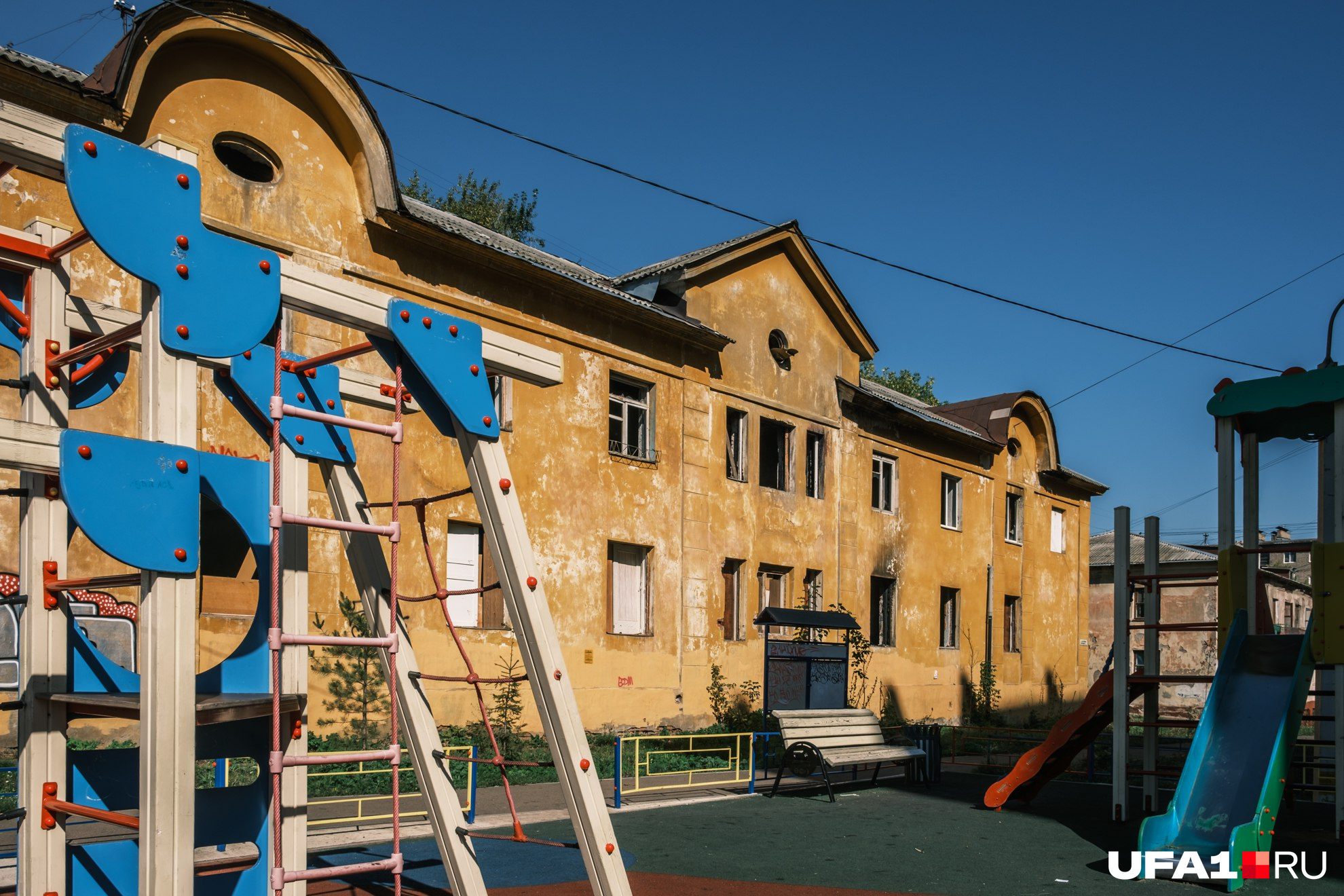 Так этот дом выглядел за несколько дней до пожара