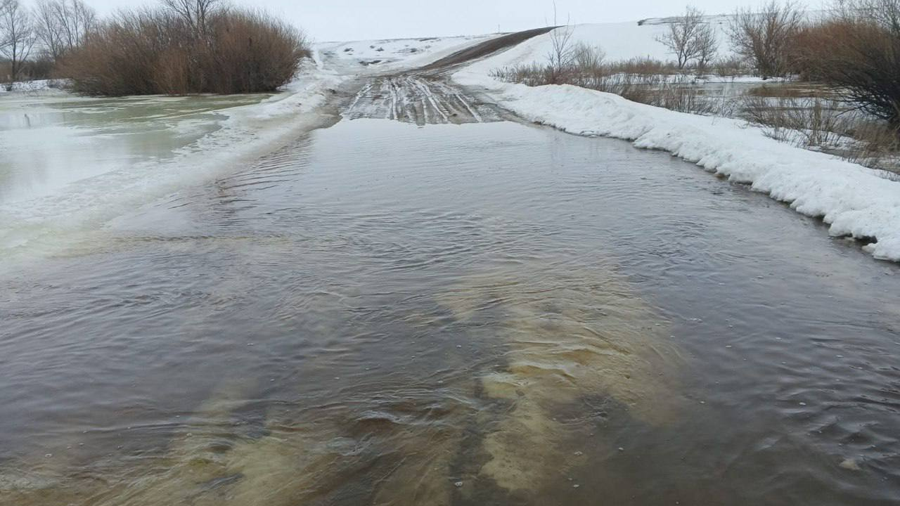 Переправа на лодках: в Оренбургской области из-за паводка закрыты уже шесть мостов