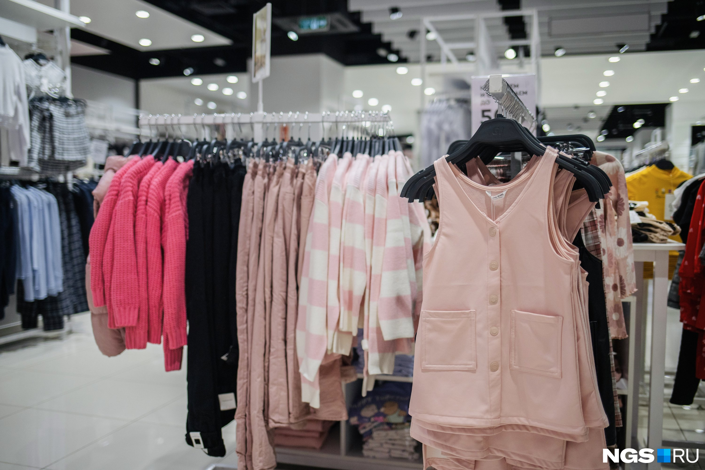 Розовый свитер стоит 1399 рублей