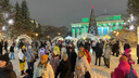Сотни человек собрались в центре города — как новосибирцы проводят новогодние каникулы