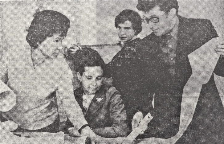 Главный инженер Наина Ельцина (слева) с коллегами обсуждает проект подачи воды из Волчихинского водохранилища. Снимок из газеты «Вечерний Свердловск», 18 декабря 1974 года