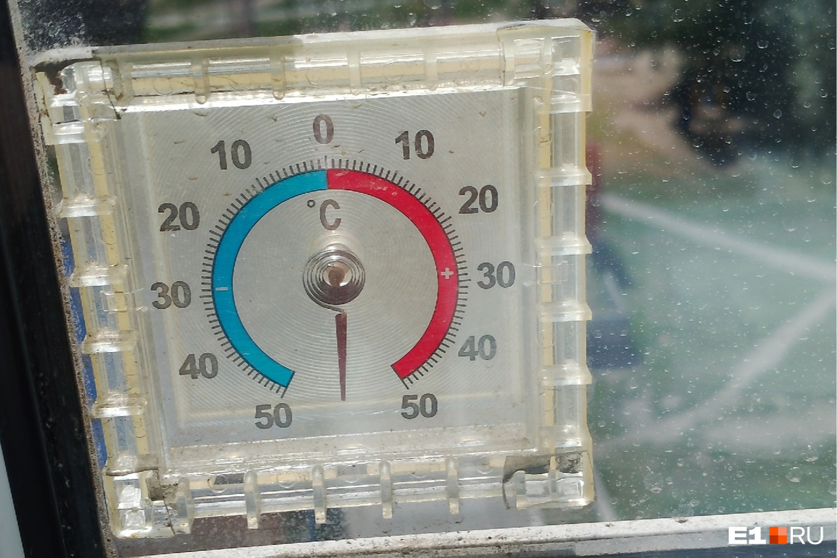 На Урал пришла аномальная жара. 20 фото градусников, которые она сломала