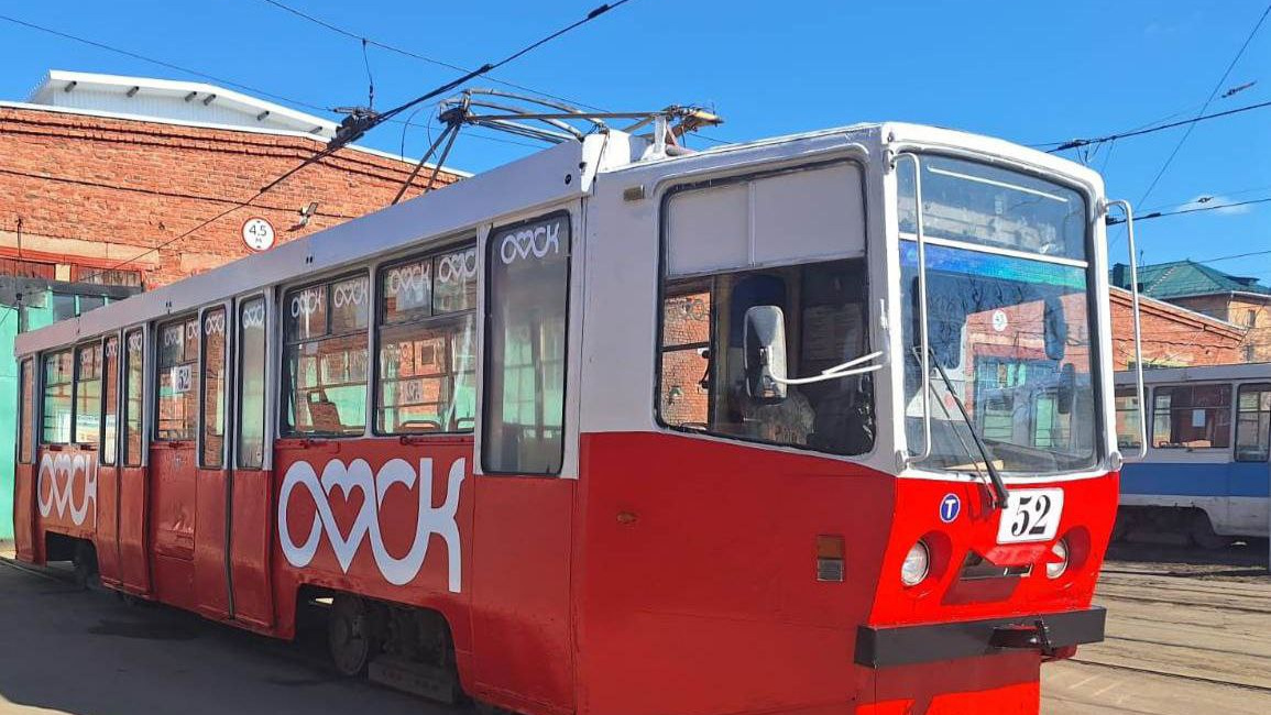 «Украсит омские улицы»: в городе начали брендировать красные трамваи