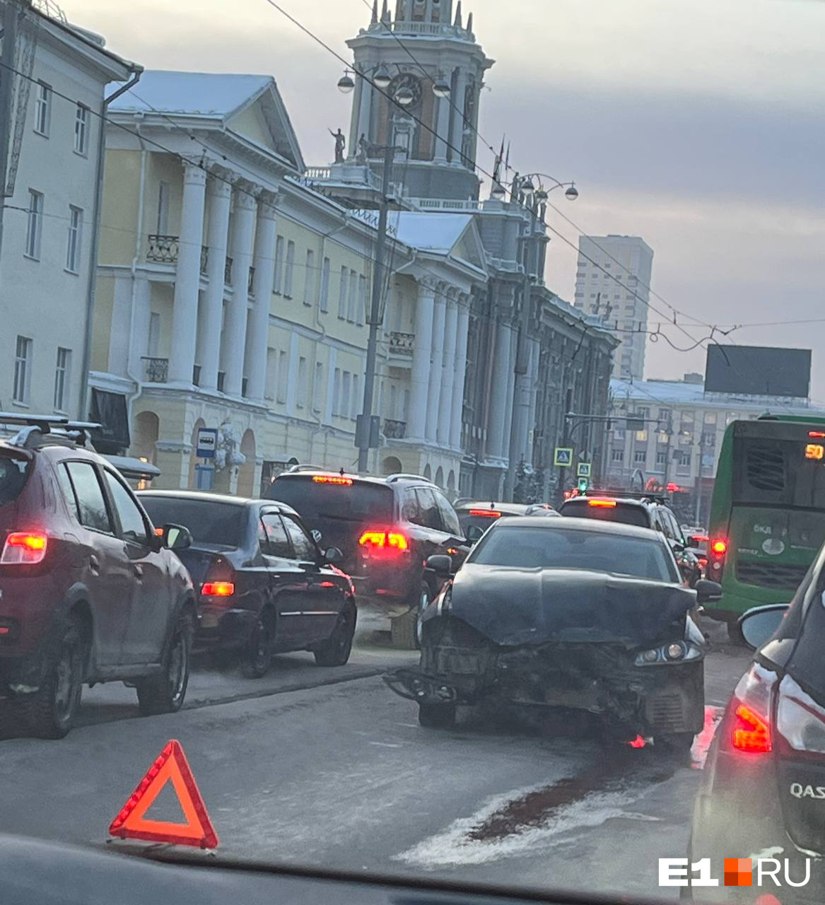В центре Екатеринбурга «Ягуар» влетел в автобус. Скопилась огромная пробка